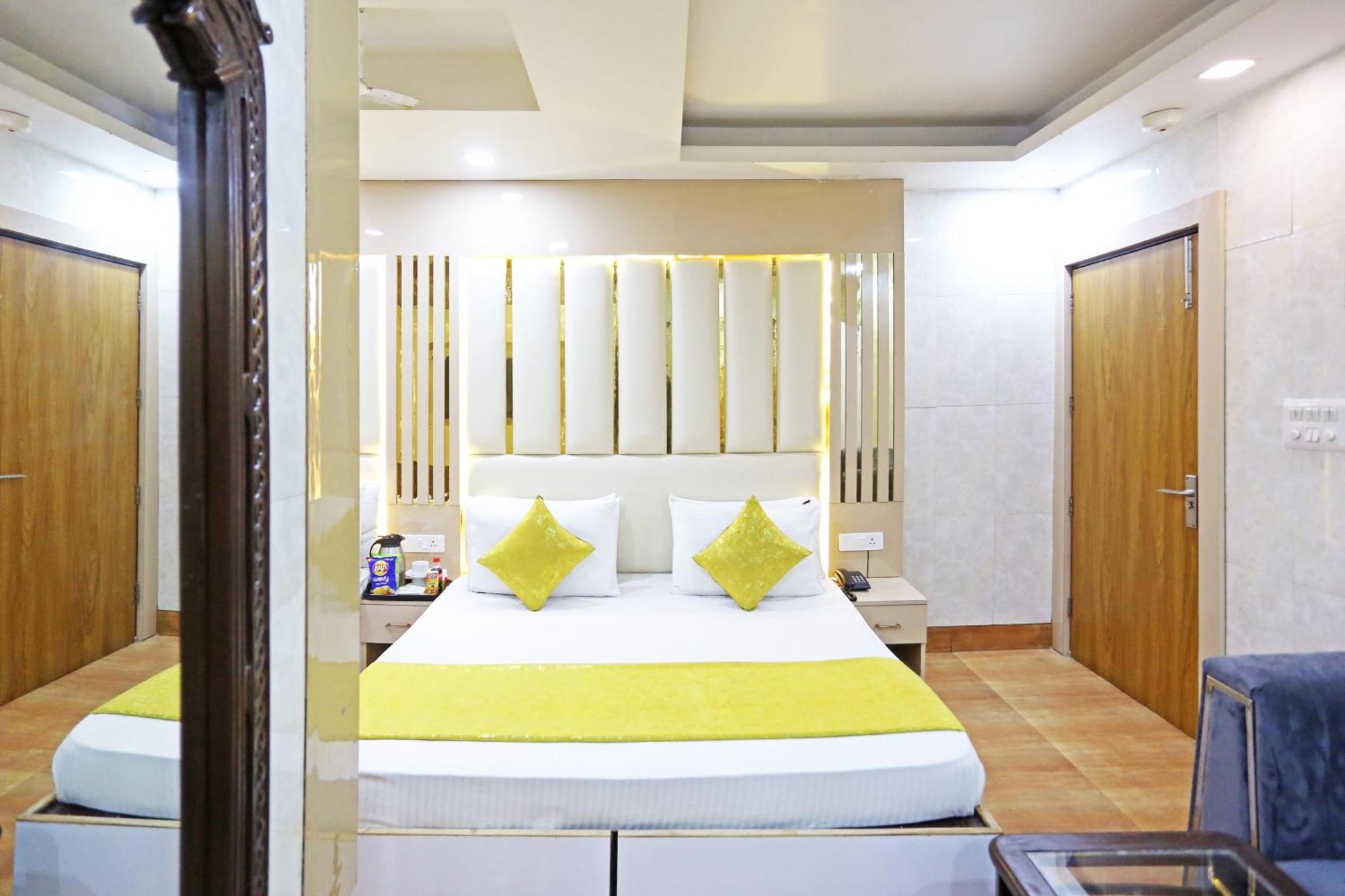 Hotel Preet Palace -5 Mints Walk From Nizamuddin Railway Station Neu-Delhi Exterior foto
